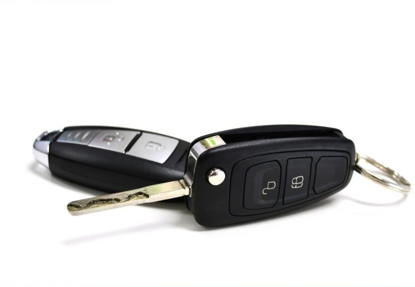 Duas chaves automotivas com controle para troca de bateria e reparos