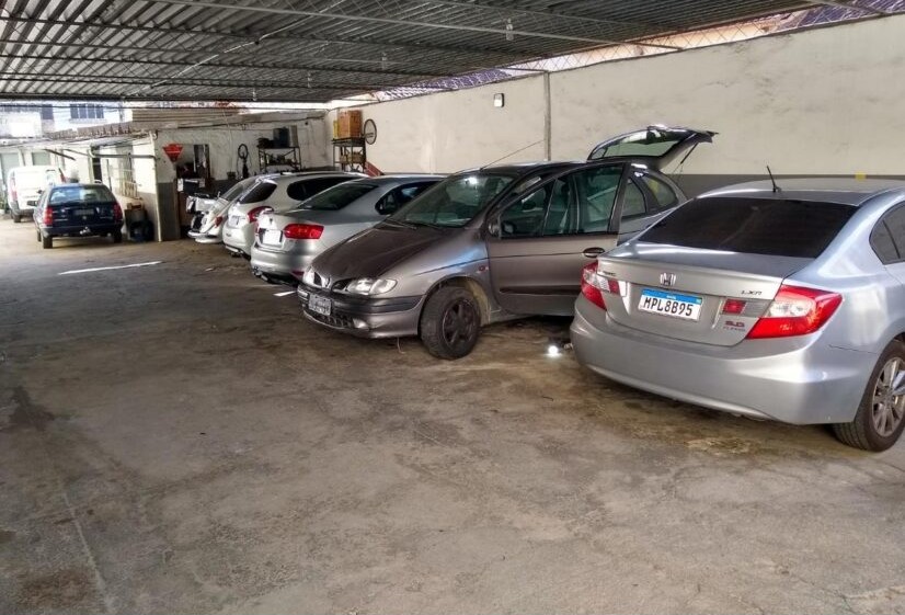 Estacionamento coberto e privativo da Quaglicar com carros de clientes