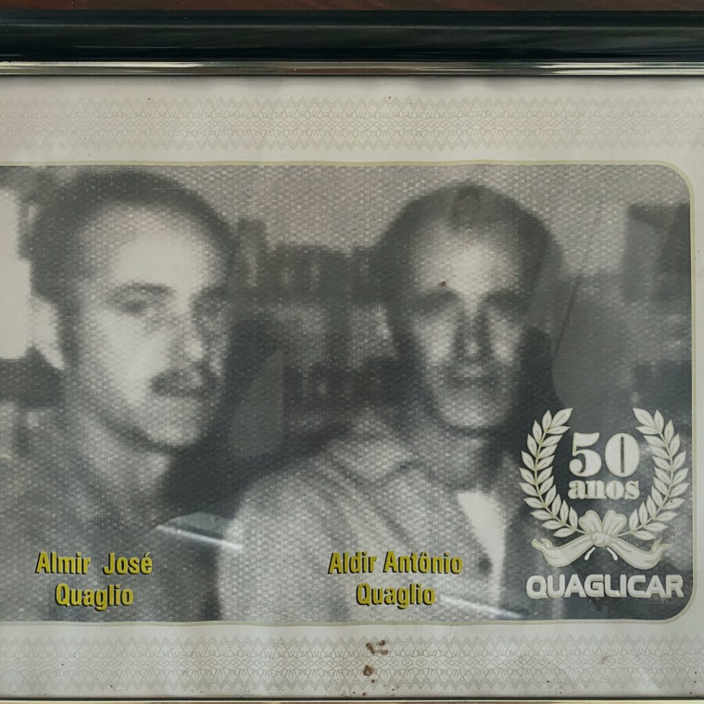 Retrato dos fundadores Almir José Quaglio e Aldir Antônio Quaglio, com o selo de 50 anos