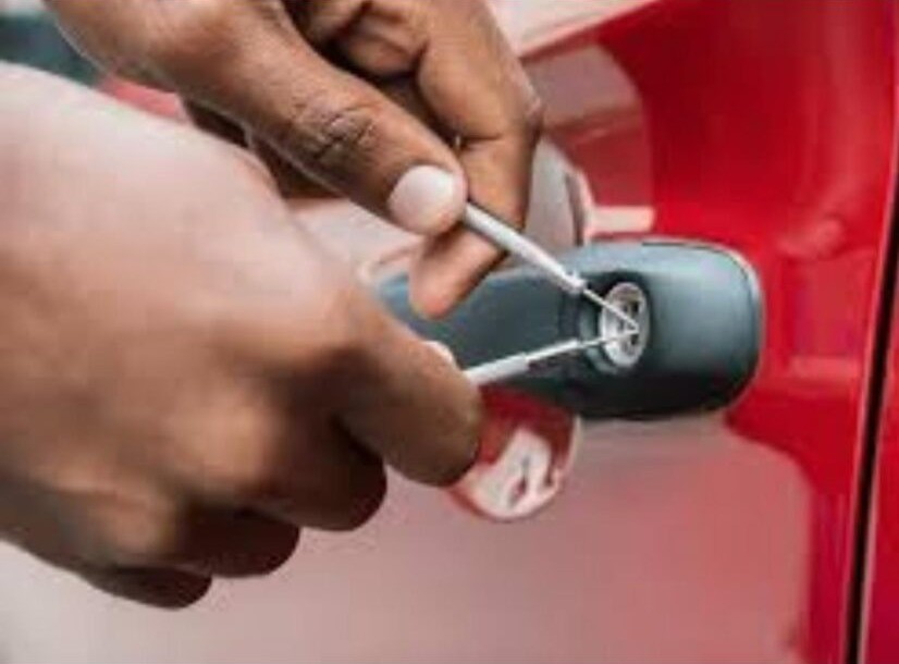 Abertura de veículo: profissional destravando a fechadura de um carro